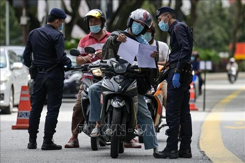 Malasia aumenta multas para personas cometidas de reglas contra COVID-19 