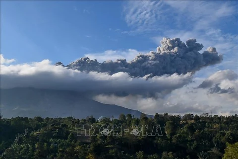 Volcán Sinabung en Indonesia reinicia su actividad 