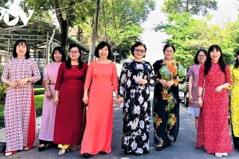 Mujeres de Ciudad Ho Chi Minh presumen túnica tradicional en oficinas de trabajo 