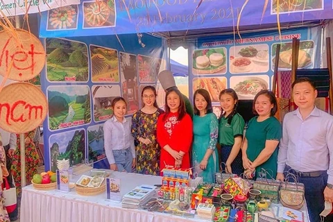 Promocionan en Laos gastronomía y souvenirs de Vietnam