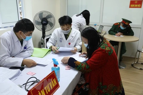 Voluntarios mayores participan en segunda fase del ensayo de la vacuna vietnamita Nano Covax 