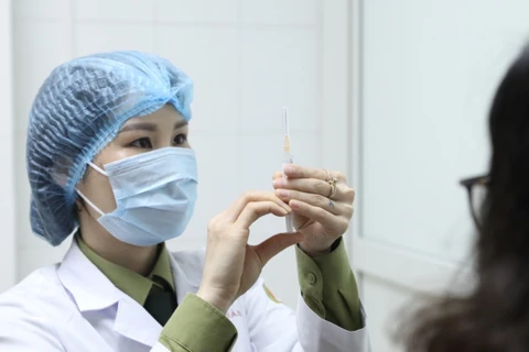 Vietnam garantiza la vacunación segura y eficiente contra el COVID-19