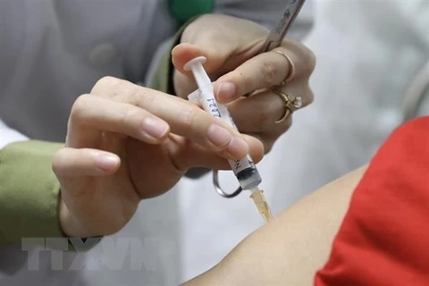 Médicos en Ciudad Ho Chi Minh, entre los primeros en vacunarse contra COVID-19 en Vietnam 