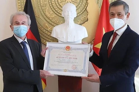 Entregan Medalla de la Amistad a un alemán aficionado al café vietnamita