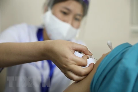 Vacunan a más de 500 personas contra el COVID-19 en Vietnam