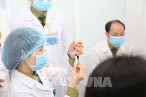 Completan primeras inyecciones antiCOVID-19 de segunda fase de ensayo clínico en Vietnam