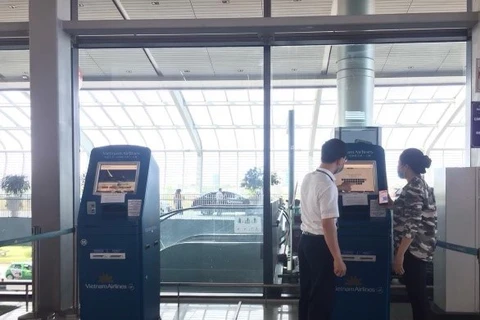 Vietnam Airlines lanza servicio de check-in en quiosco en el aeropuerto de Cat Bi 