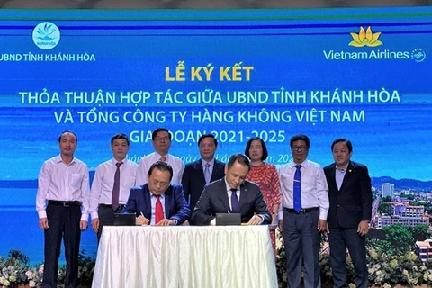 Vietnam Airlines y Khanh Hoa fomentan la cooperación en el turismo 