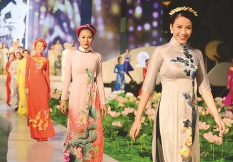 Honran belleza de Ao Dai, traje tradicional de mujeres vietnamitas 