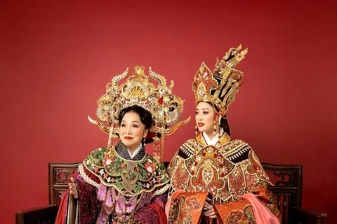 Jóvenes crean trajes reales de dinastías feudales de Vietnam 
