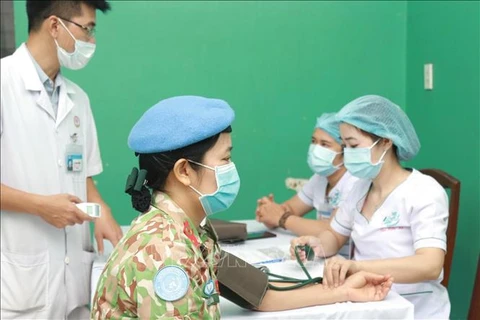 Vacunados contra COVID-19 oficiales vietnamitas antes de participar en misiones de paz 