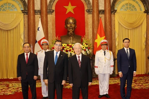 Recibe máximo dirigente de Vietnam a embajadores de Panamá, Singapur e Indonesia