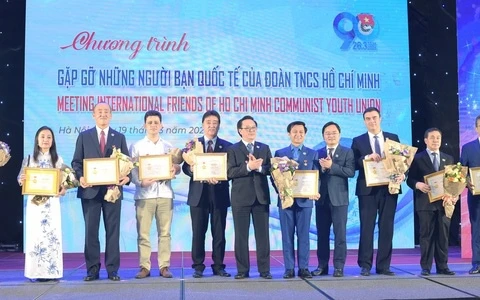 Vietnam otorga distinción a extranjeros por su contribución al desarrollo de la juventud