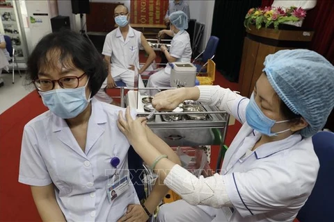 Piden agilizar vacunación contra el COVID-19 en Vietnam