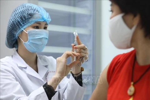 Vietnam realiza segunda inyección de vacuna Nano Covax para 26 voluntarios