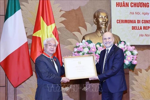 Honran a funcionario vietnamita con Orden del Mérito de Italia