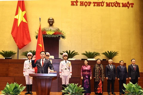 Vuong Dinh Hue jura su cargo como Presidente del Parlamento de Vietnam