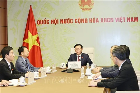 Nuevo presidente del Parlamento vietnamita dialoga con su homólogo de Laos 