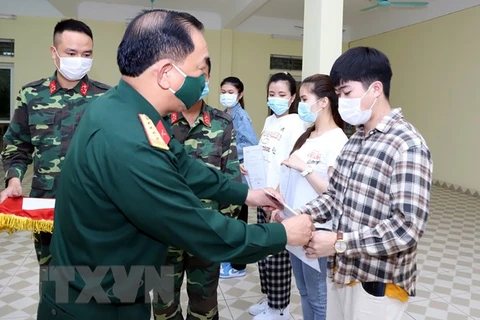 Ciudadanos vietnamitas repatriados desde Taiwán (China) cumplen período de cuarentena 