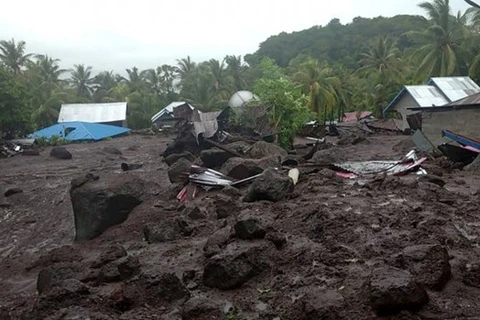 Aumenta muertes por inundaciones y deslaves en Indonesia