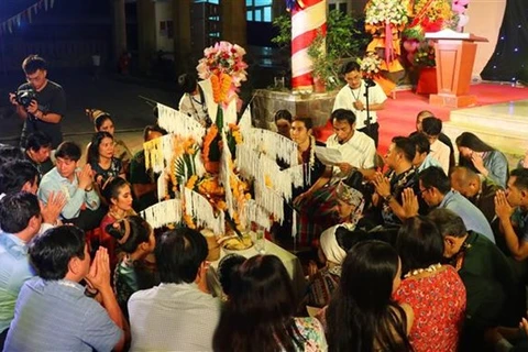 Estudiantes laosianos en Vietnam celebran su fiesta tradicional