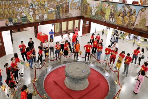 Inauguran tour nocturno en ocasión del Festival del templo Hung en Vietnam