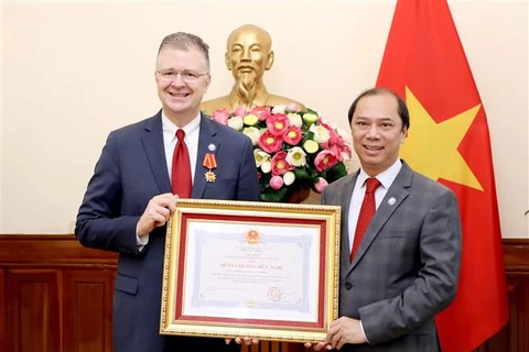 Embajador estadounidense en Vietnam recibe Orden de Amistad por sus contribuciones a lazos bilaterales
