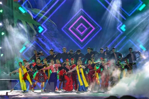 Celebran programa artístico en saludo al Día cultural de las Etnias en Vietnam