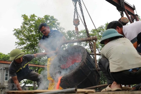 Celebran rito de fundición de tambores de bronce en saludo a elecciones parlamentarias en Vietnam 