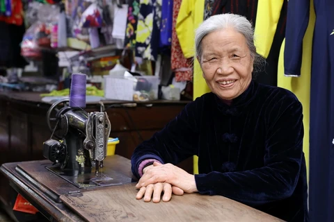 Le Thi Quyen, artesana de más de 70 años en la confección de ao dai