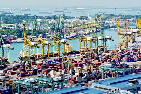 Singapur acelera reducción de emisión de gas de buques marítimos