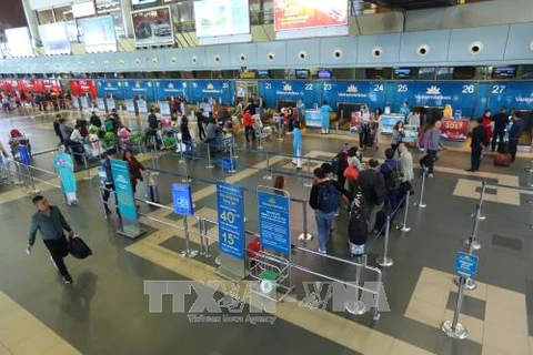 Prevén récord de pasajeros en aeropuerto internacional en Hanoi durante días feriados