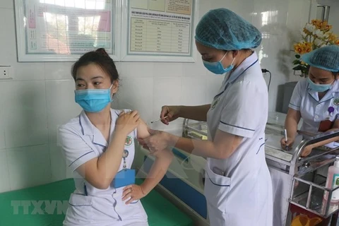 Casi 107 mil personas vacunadas contra COVID-19 en Vietnam