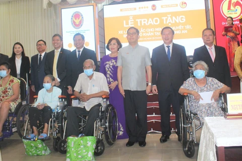 Consulado tailandés obsequia sillas de ruedas a personas con discapacidad en provincia vietnamita