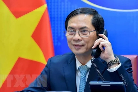 Canciller de Vietnam sostiene conversaciones con su homólogo surcoreano sobre relaciones bilaterales