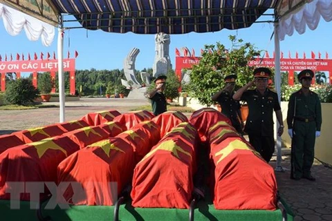 Rinden homenaje póstumo a combatientes vietnamitas fallecidos en Laos
