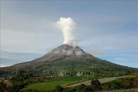 Volcán Sinabung en Indonesia continúa activo