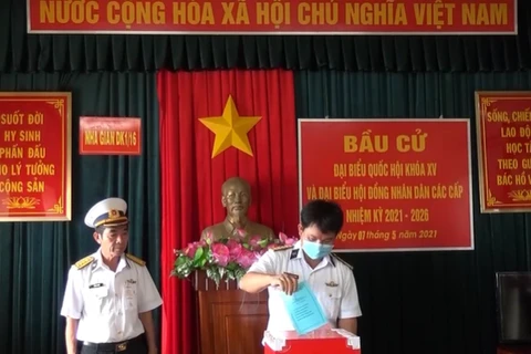 Soldados vietnamitas en plataforma marítima participan en elecciones legislativas anticipadas 