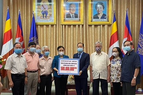 Asociación vietnamita de Amistad brinda ayuda a Camboya en la lucha contra el COVID-19 