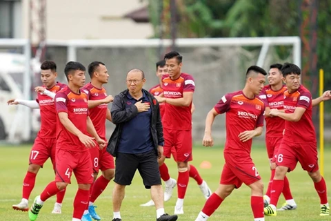 Selección vietnamita de fútbol recibe segunda inyección de vacuna contra el COVID-19