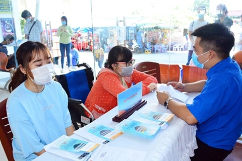 Prestan asistencia a trabajadores vietnamitas afectados por el COVID-19