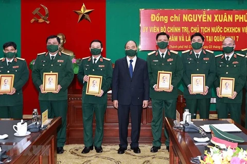 Presidente de Vietnam evalúa disposición combativa de unidades militares