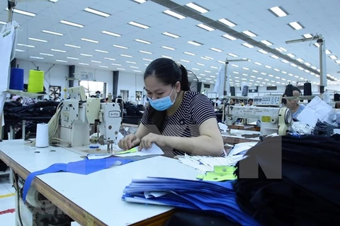 Nueva ola de COVID-19 genera inquietud entre fabricantes textiles de Vietnam