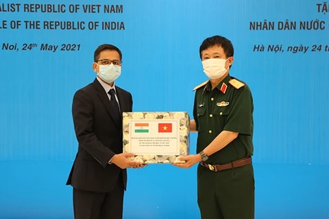 Ministerio de Defensa de Vietnam dona suministros médicos a la India
