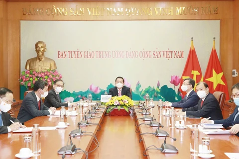Comisiones de Partidos de Vietnam y Laos intensifican cooperación 