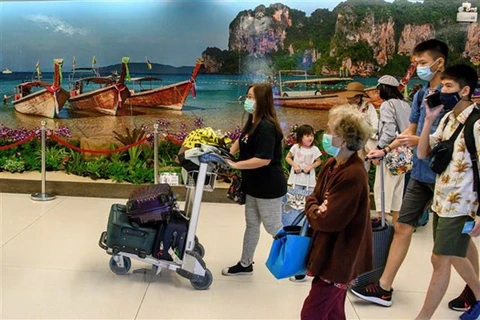 Isla tailandesa acerca de cumplir meta de reanudar turismo
