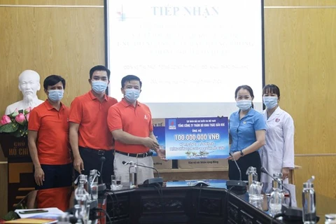 Organizaciones y empresas vietnamitas brindan asistencias financieras al combate contra COVID-19