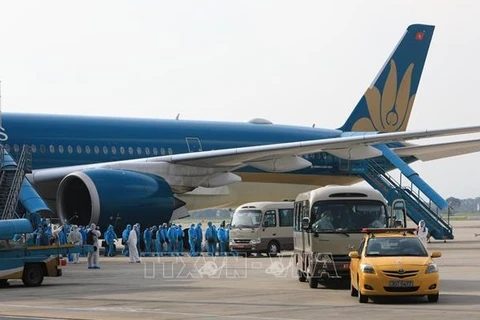 Reanudan vuelos de pasajeros del extranjero a aeropuertos vietnamitas de Noi Bai y Tan Son Nhat