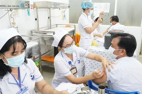 Proponen vacunar contra COVID-19 a expertos extranjeros en Vietnam 