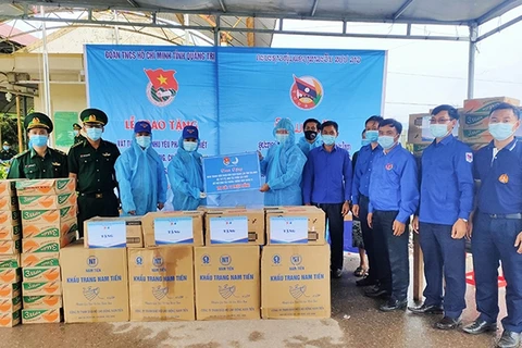 Provincia vietnamita entrega suministros médicos a Laos para combatir COVID-19